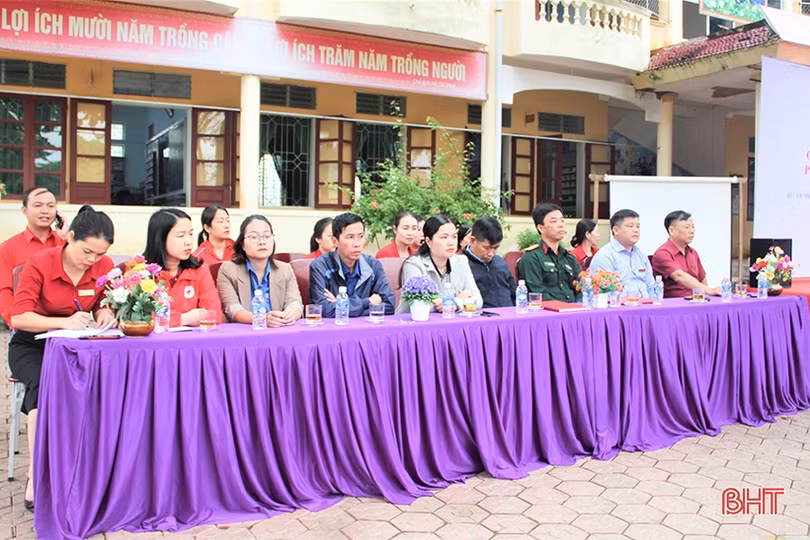 Trang bị kỹ năng phòng tránh tai nạn thương tích bom mìn cho giáo viên, học sinh ở Hương Khê