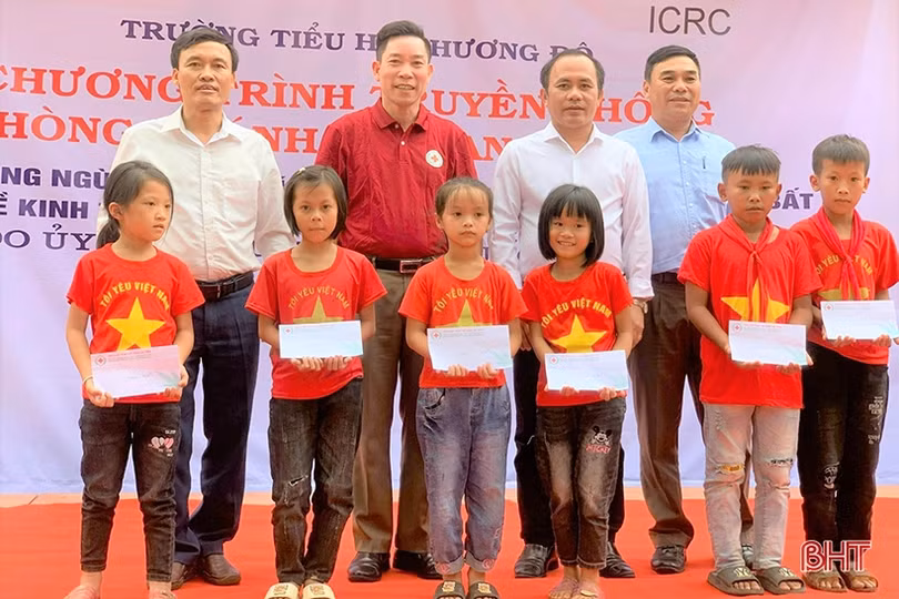 Trang bị kỹ năng phòng tránh tai nạn thương tích bom mìn cho giáo viên, học sinh ở Hương Khê