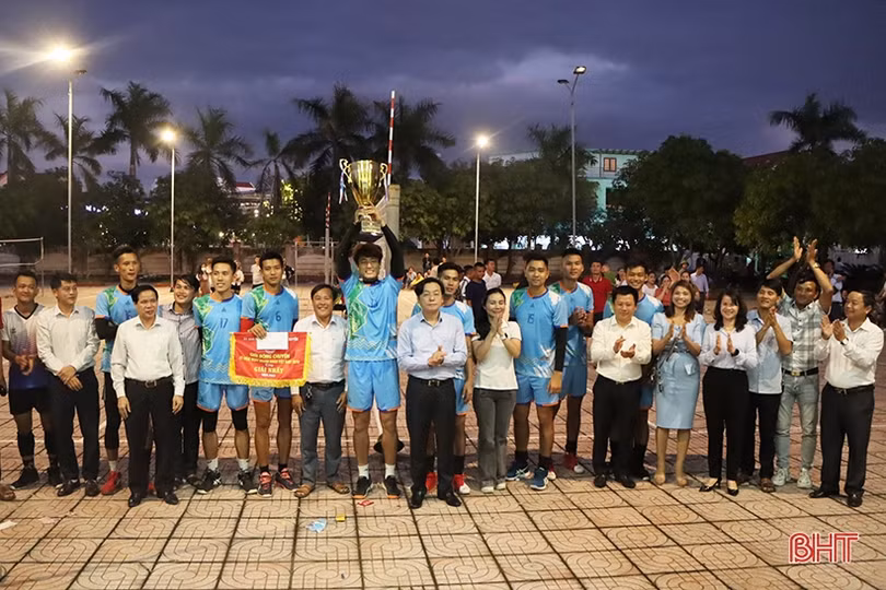 Sôi nổi Giải Bóng chuyền nam doanh nghiệp - doanh nhân huyện Cẩm Xuyên