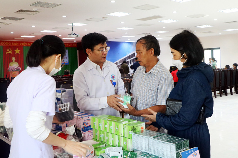 Khám, cấp thuốc miễn phí cho 160 người khiếm thị ở huyện Kỳ Anh