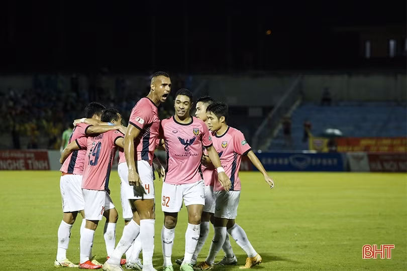 Tia hy vọng của Hồng Lĩnh Hà Tĩnh trong cuộc đua trụ hạng V.League