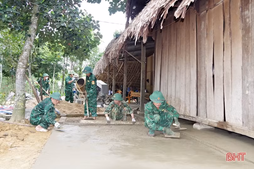 Chiến sỹ quân hàm xanh góp sức xây dựng vùng biên Hà Tĩnh thêm đẹp giàu