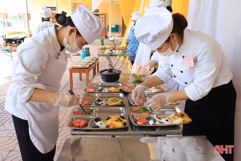 Các cô giáo trường mầm non ở Hương Sơn trổ tài chế biến món ăn 