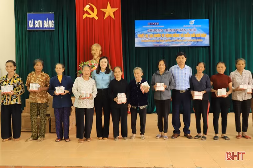 Tặng 1.800 bình lọc nước và 22.423 bóng đèn điện cho phụ nữ Hương Sơn