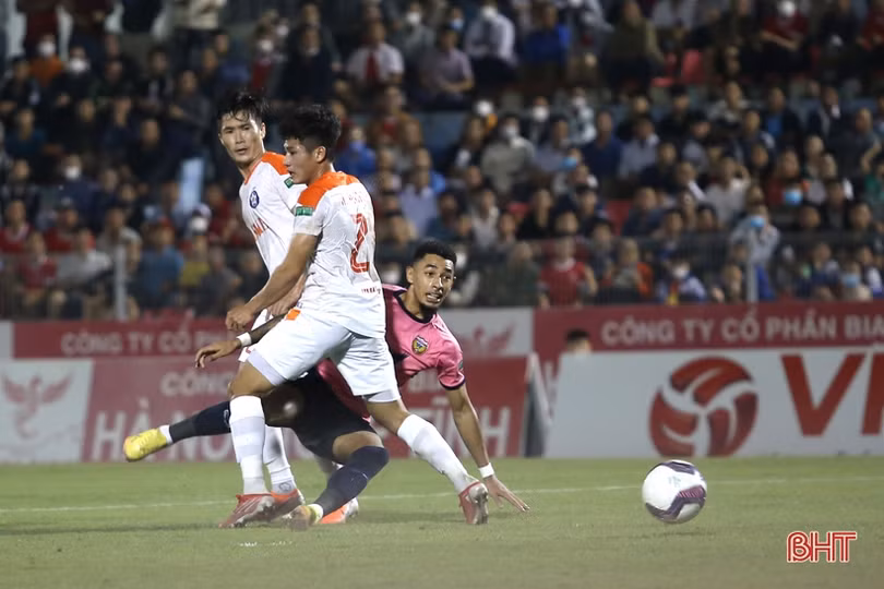 Hồng Lĩnh Hà Tĩnh chia điểm với SHB Đà Nẵng trên sân nhà