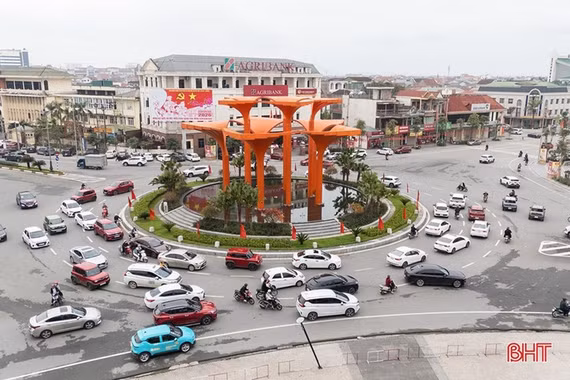 Lưu thông qua vòng xuyến, vì sao còn lộn xộn?