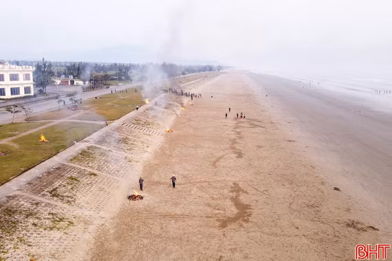 Ra quân tổng vệ sinh môi trường tại bãi biển Lộc Hà