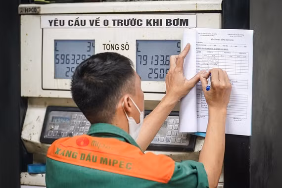 Giá xăng E10 giảm về dưới 21.000 đồng một lít
