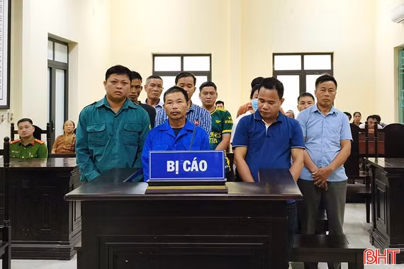 Đánh bài liêng sau tiệc tất niên, 11 bị cáo lĩnh án