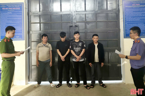 Thua bạc cướp lại tiền, 8 đối tượng cùng bị khởi tố