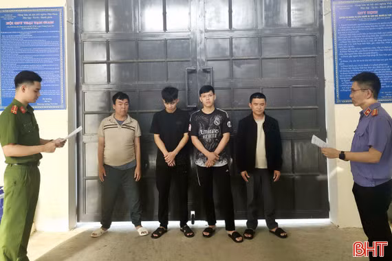 Thua bạc cướp lại tiền, 8 đối tượng cùng bị khởi tố