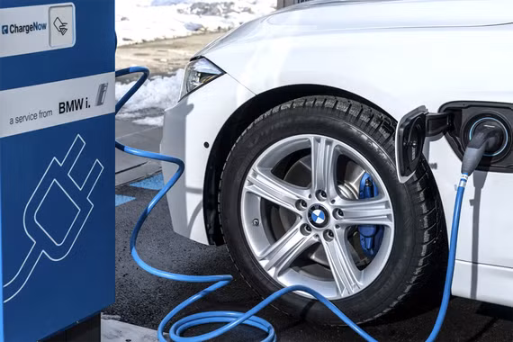 Gần 30.000 chủ sở hữu xe BMW hybrid được cảnh báo không nên đậu xe gần nhà