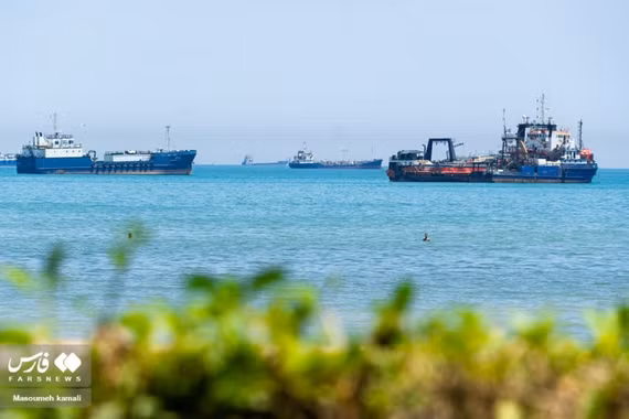 Iran chặn loạt tàu dân sự muốn vượt Hormuz, cảnh báo 'trả đũa toàn diện' vào Mỹ