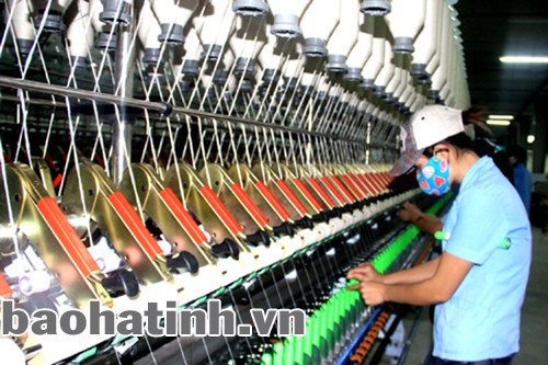 Công nhân Nhà máy Sợi Hồng Lĩnh vận hành dây chuyền sản xuất