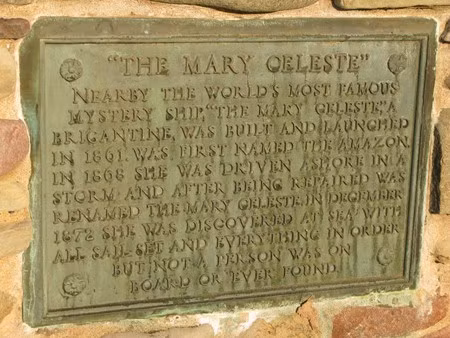 Bia tưởng niệm con tàu xấu số Mary Celeste trên đảo Spencer, Nova Scotia, Canada.