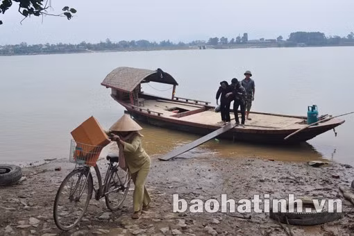 Muốn qua sông, không còn cách nào khác là phải…"lụy" đò!