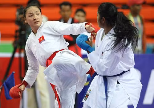 Lăng Thị Hoa giúp đội tuyển Karatedo có tấm HC Vàng thứ hai hôm nay. Ảnh: Đức Đồng.