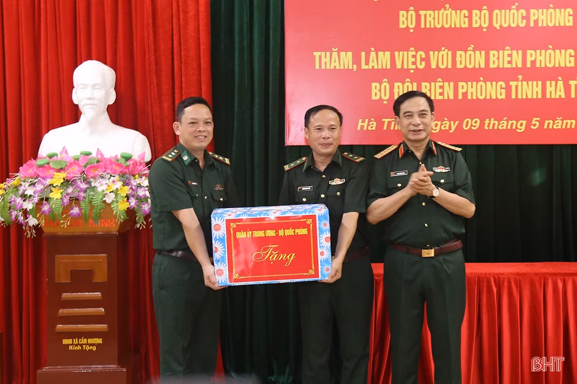 Đại tướng Phan Văn Giang thăm các đơn vị biên phòng ở Hà Tĩnh