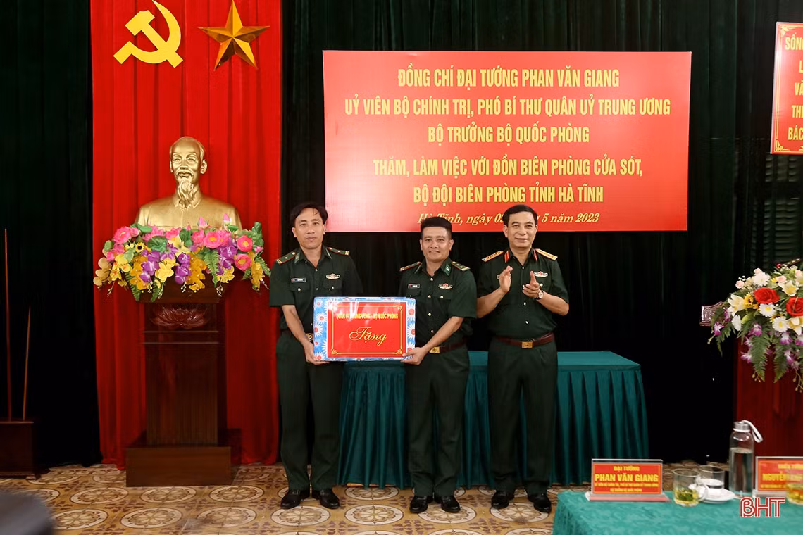 Đại tướng Phan Văn Giang thăm các đơn vị biên phòng ở Hà Tĩnh