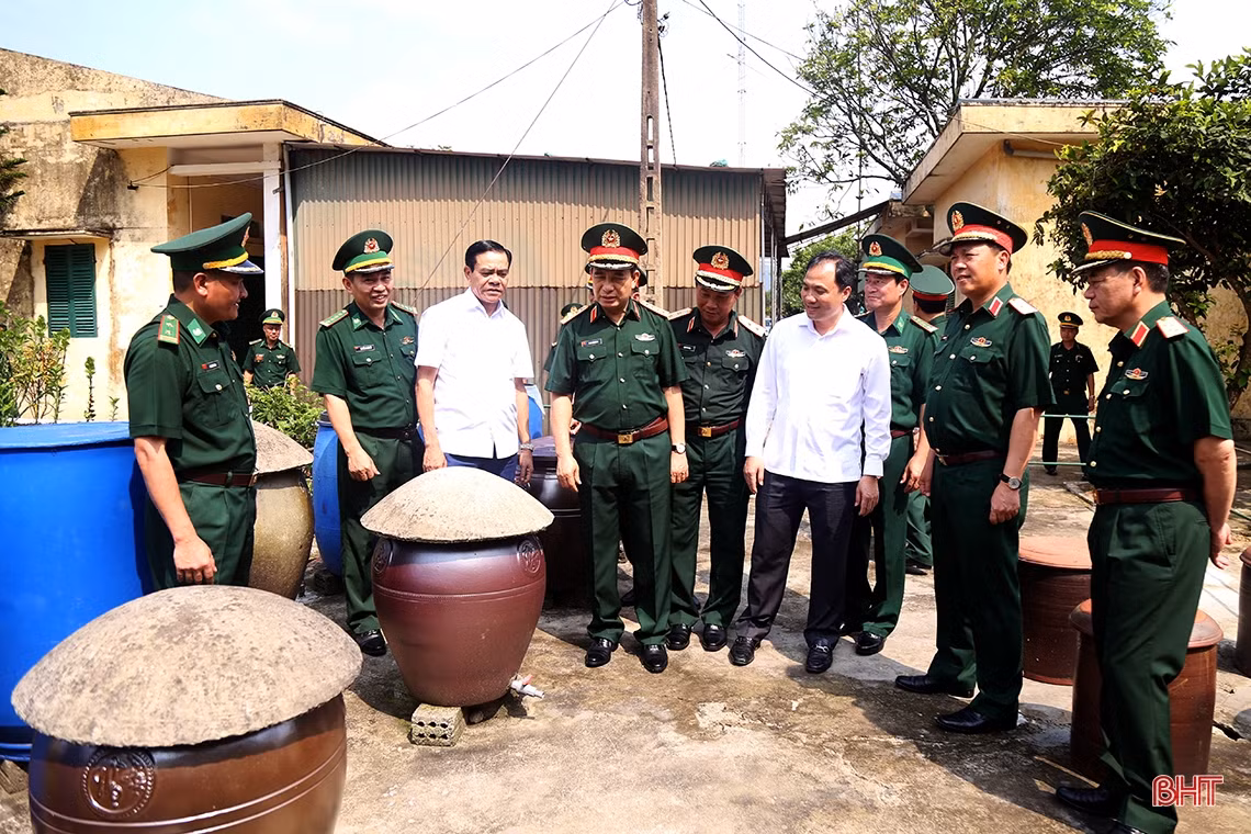 Đại tướng Phan Văn Giang thăm các đơn vị biên phòng ở Hà Tĩnh