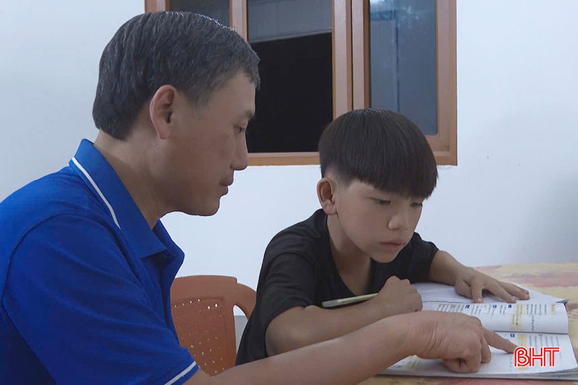 Pan Dang Van Nhat, učitel matematiky, ukázal Phan Gia Baovi, jak řešit základní matematické úlohy. bqbht_br_g.jpg