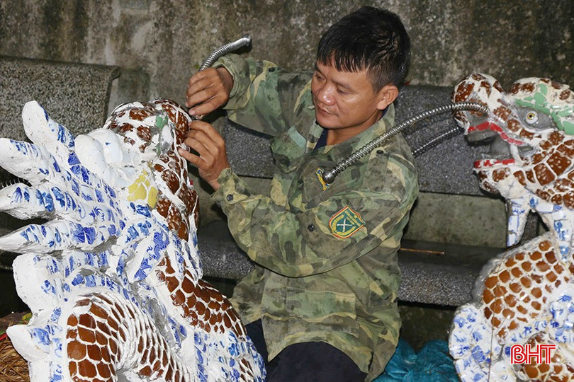 Thầy Nguyễn Quang Thuận đã có hơn 10 năm sáng tạo các tác phẩm nghệ thuật từ mảnh sành, sứ vỡ. bqbht_br_z6832792321068-1bb8f1ed0ea69b34772f3132bee460d1.jpg