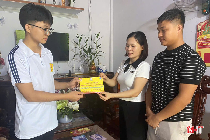 Đại diện Công ty TNHH Châu Tịnh tặng vé xe miễn phí cho em Đặng Hữu Quân, sinh viên năm 2, Trường Đại học Công nghiệp Hà Nội. bqbht_br_a1.jpg