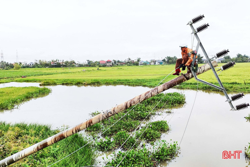 Ngay sau khi bão tan, 400 cán bộ, công nhân, kỹ sư ngành điện từ nhiều tỉnh, thành cùng máy móc, phương tiện đến Hà Tĩnh chung tay khắc phục hậu quả bão số 5. bqbht_br_7.jpg