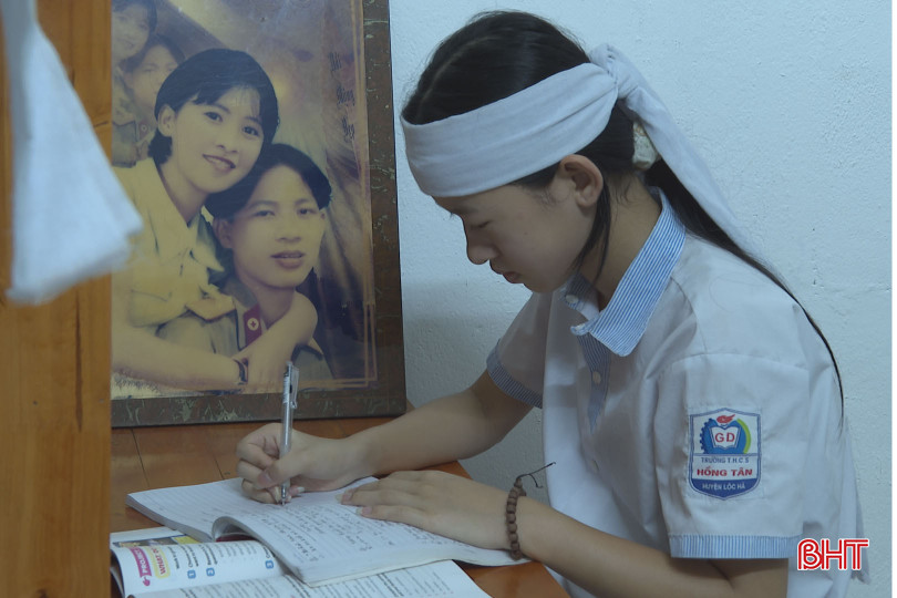 Khánh Linh được thầy cô, bạn bè đánh giá luôn vươn lên trong học tập. bqbht_br_kl2.jpg