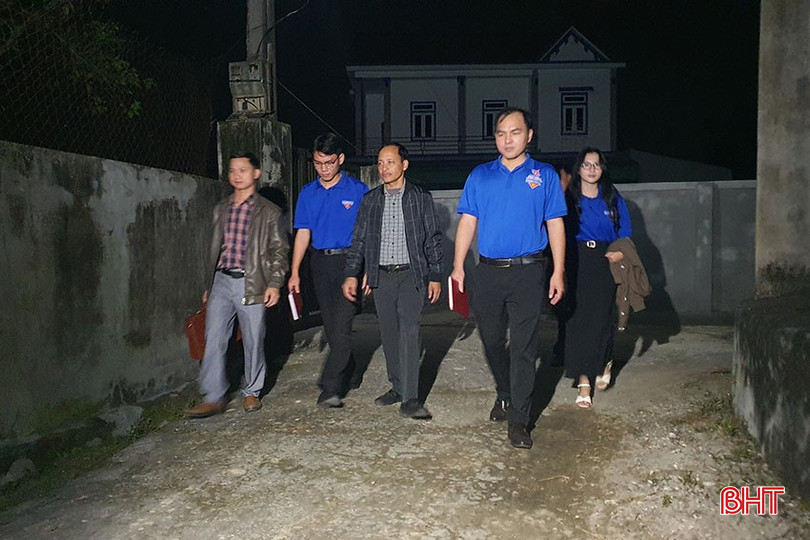 Každý čtvrteční večer učitelé ze střední školy Loc Ha navštěvují domovy studentů s nižšími studijními výsledky, aby jim poskytli doučování. bqbht_br_1.jpg