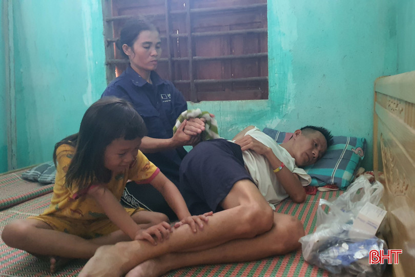 Mỗi lúc anh Học lên cơn đau thì cả nhà chỉ biết an ủi, động viên anh gắng gượng để vượt qua. bqbht_br_3c.jpg