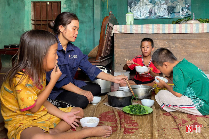 Từ ngày bố đổ bệnh, bữa cơm của cả gia đình chỉ có rau xanh và con cá từ những người hàng xóm cho. bqbht_br_4a-9601.jpg
