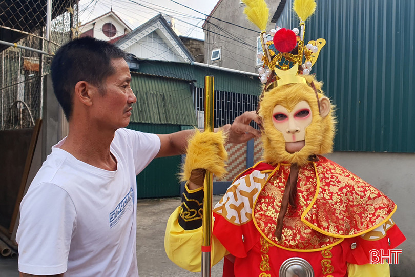 Bên cạnh các linh vật con lân thì hình ảnh Tôn Ngộ Không được các nhóm múa đầu tư, hóa trang rất cẩn thận. bqbht_br_1a.jpg