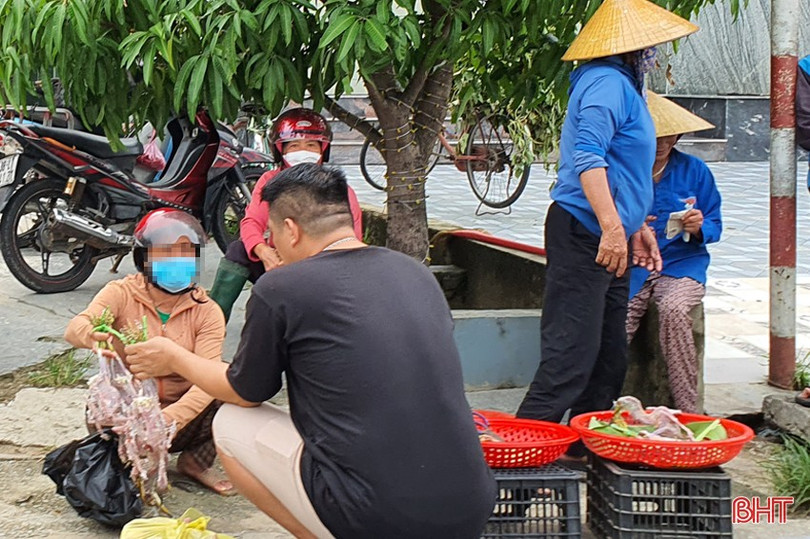Người dân bày bán chim trời ngay trên tuyến đường ven biển, nhưng không hề gặp một sự cản trở nào của chính quyền địa phương, cũng như lực lượng chức năng (hình ảnh chiều 24/9).