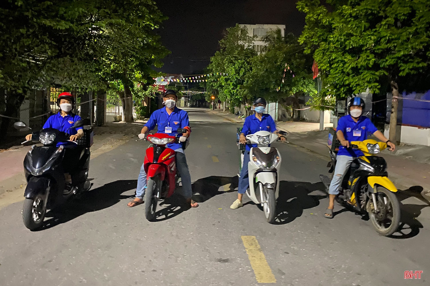 Chuyện những “Shipper áo xanh” trong vùng dịch ở Cẩm Xuyên