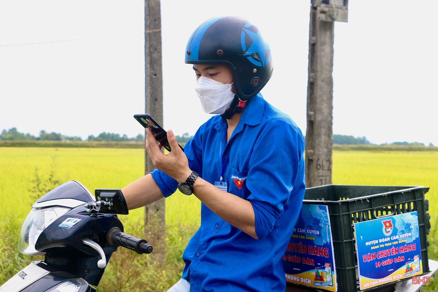 Chuyện những “Shipper áo xanh” trong vùng dịch ở Cẩm Xuyên