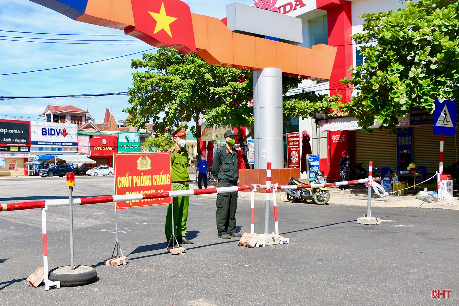 Chuyện những “Shipper áo xanh” trong vùng dịch ở Cẩm Xuyên