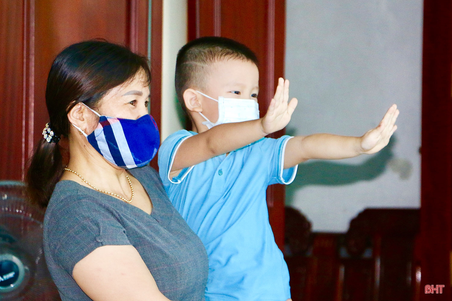 Chuyện những “Shipper áo xanh” trong vùng dịch ở Cẩm Xuyên