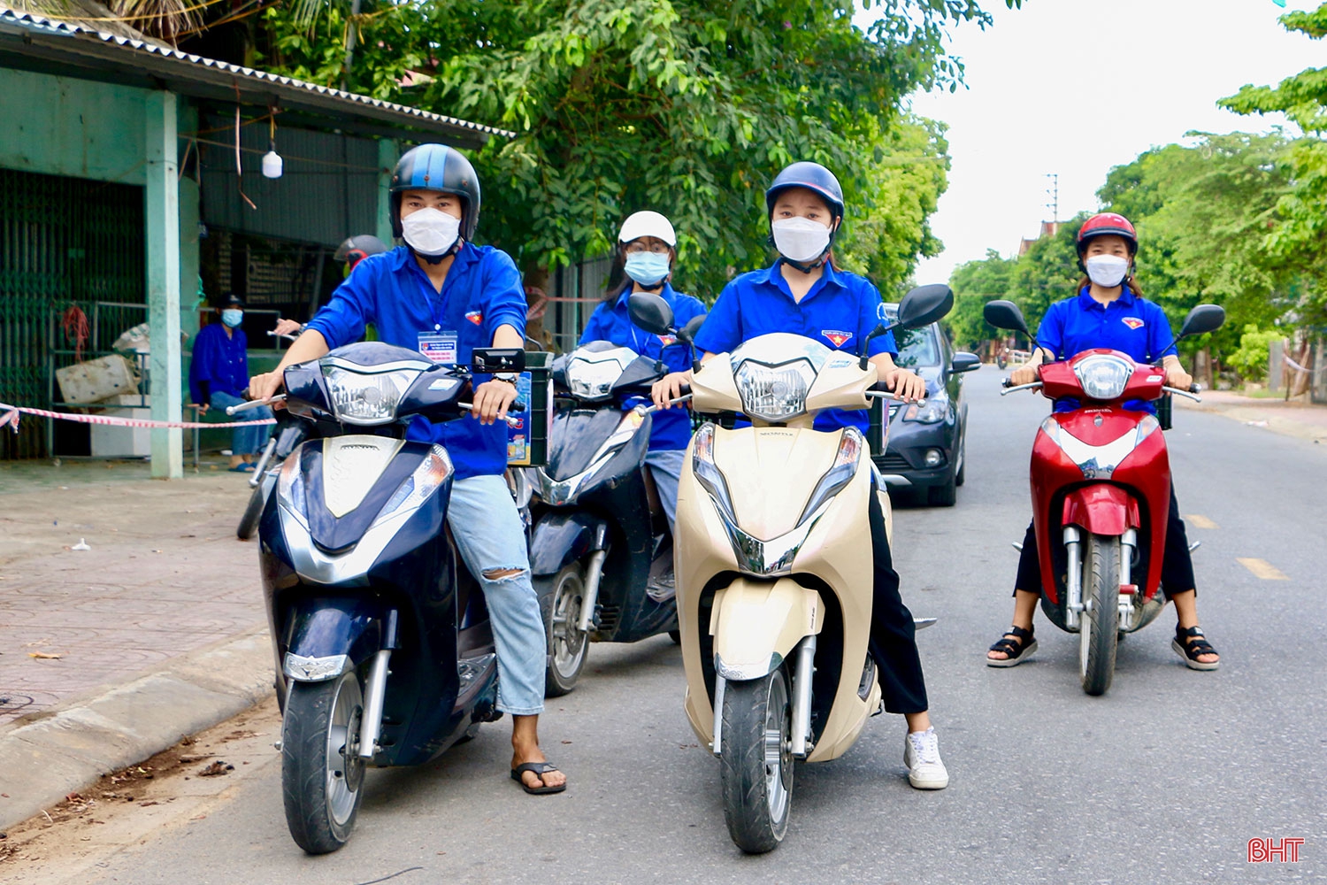 Chuyện những “Shipper áo xanh” trong vùng dịch ở Cẩm Xuyên
