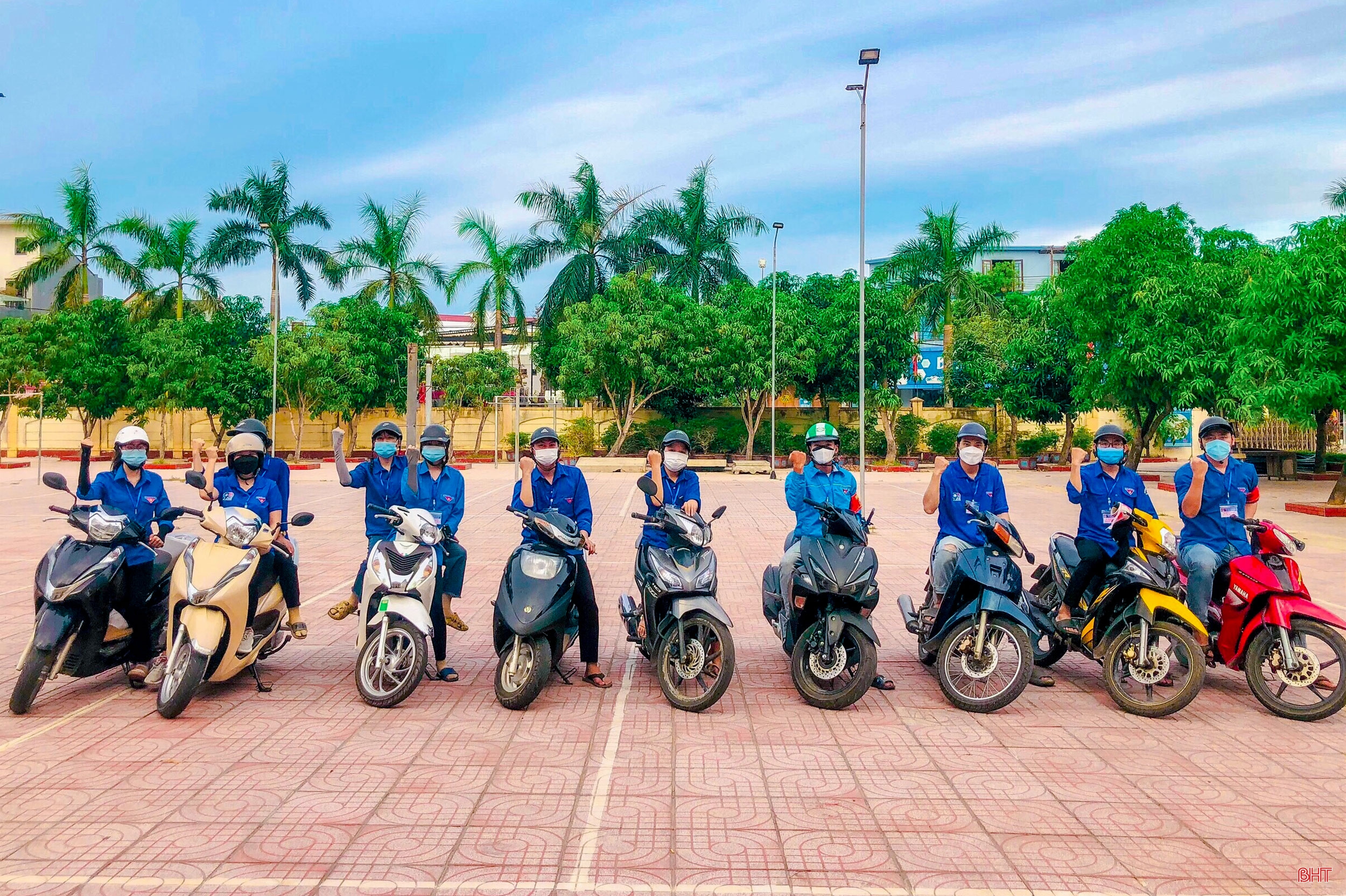 Chuyện những “Shipper áo xanh” trong vùng dịch ở Cẩm Xuyên