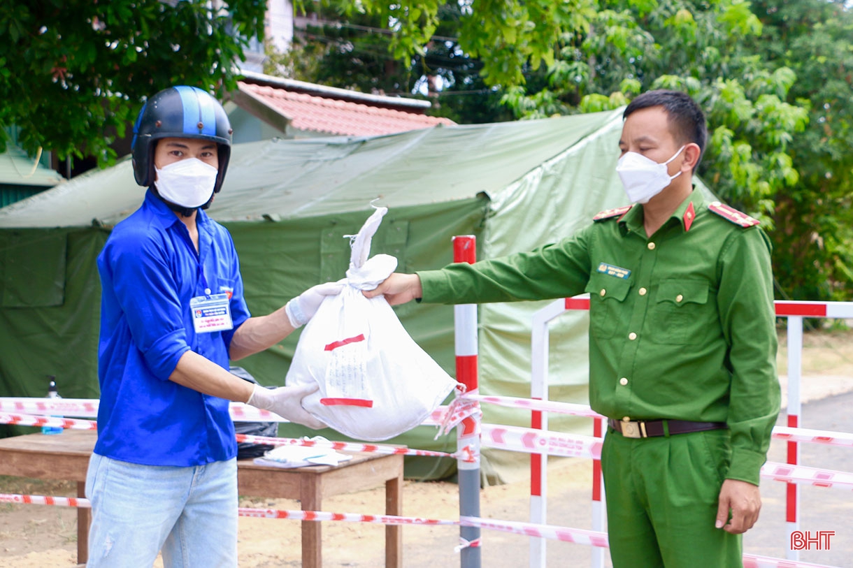 Chuyện những “Shipper áo xanh” trong vùng dịch ở Cẩm Xuyên