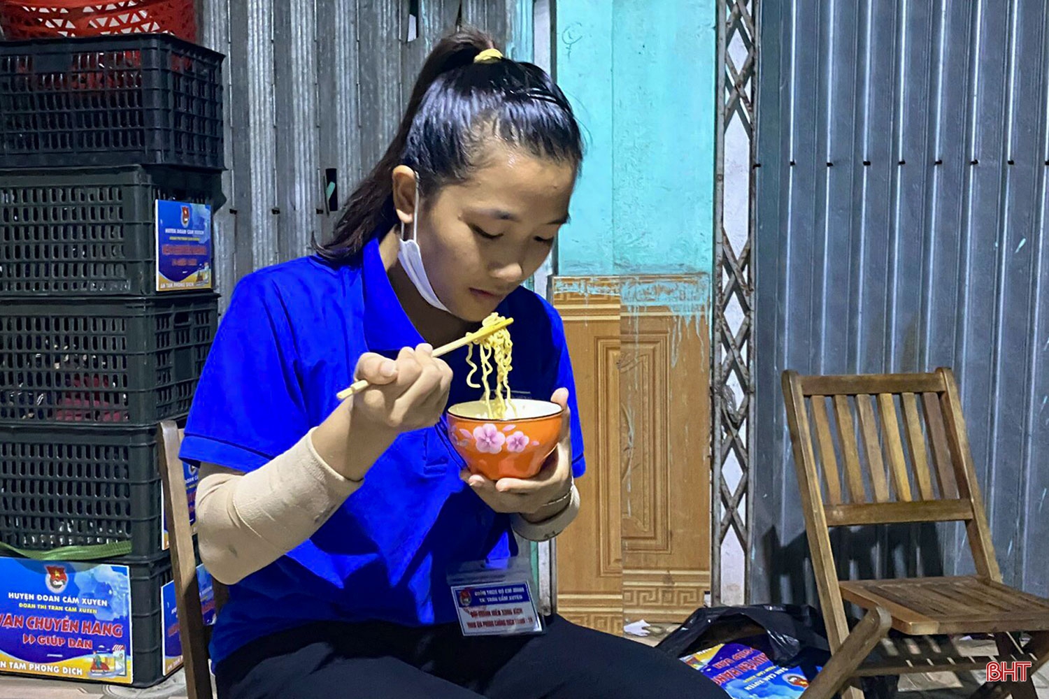 Chuyện những “Shipper áo xanh” trong vùng dịch ở Cẩm Xuyên