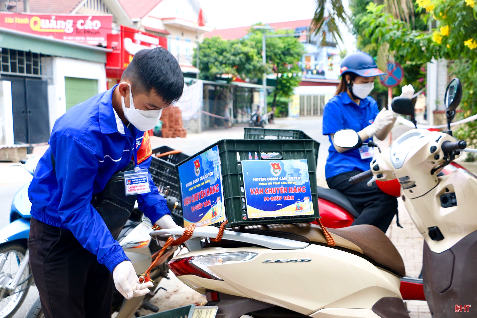 Chuyện những “Shipper áo xanh” trong vùng dịch ở Cẩm Xuyên