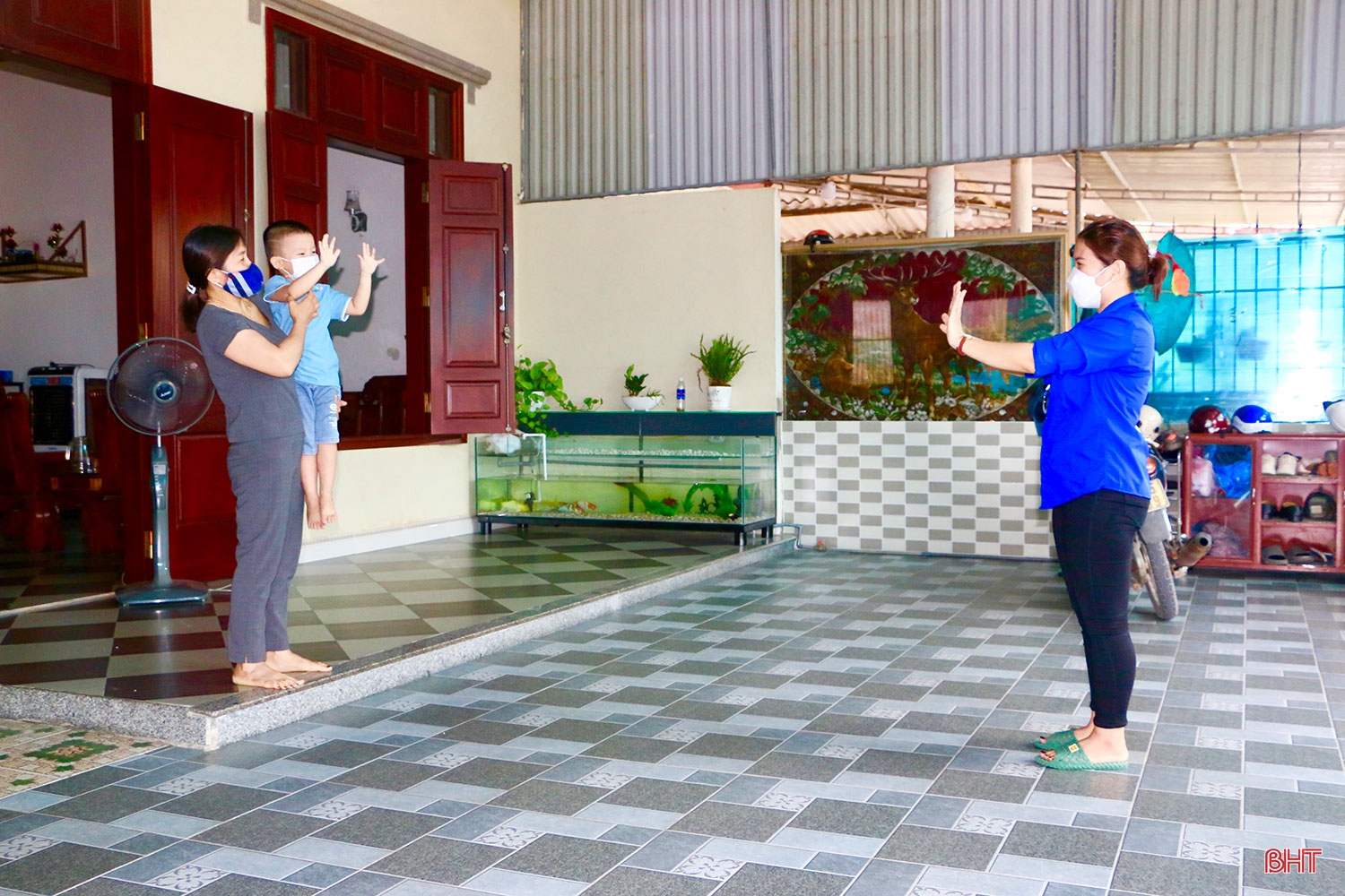 Chuyện những “Shipper áo xanh” trong vùng dịch ở Cẩm Xuyên
