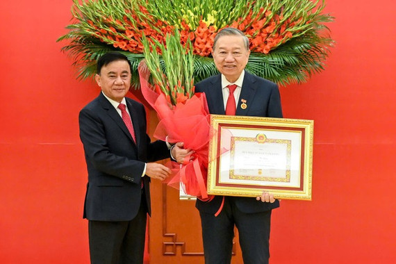 Trao tặng Huy hiệu 45 năm tuổi đảng cho đồng chí Tổng Bí thư Tô Lâm