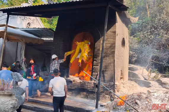 Nguy cơ cháy nổ từ việc đốt hương, vàng mã tại các đền, chùa đầu năm mới