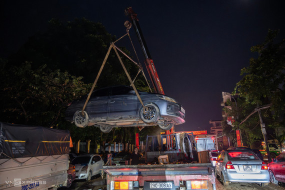 Hàng trăm ôtô ngập nước ở Thái Nguyên chờ xe cứu hộ