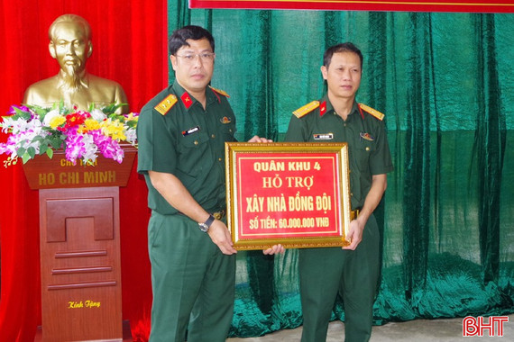 Bàn giao nhà đồng đội cho quân nhân khó khăn ở xã Hương Sơn