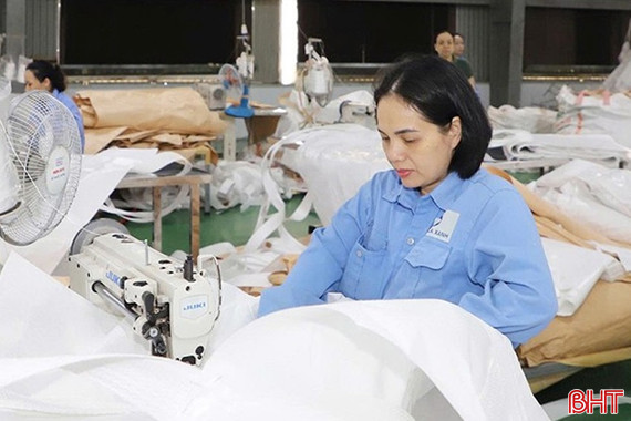 Lao động dồi dào, nhiều doanh nghiệp vẫn khó tuyển dụng