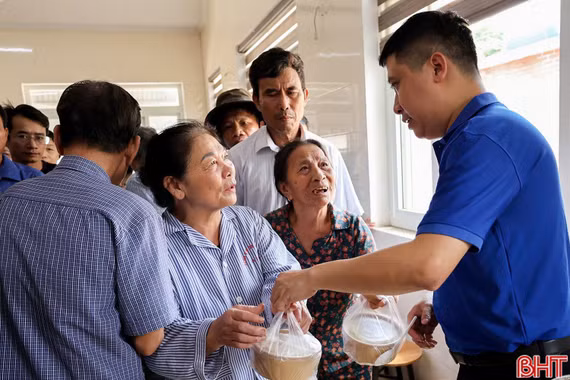 Trao 700 suất cháo cho bệnh nhân hoàn cảnh khó khăn